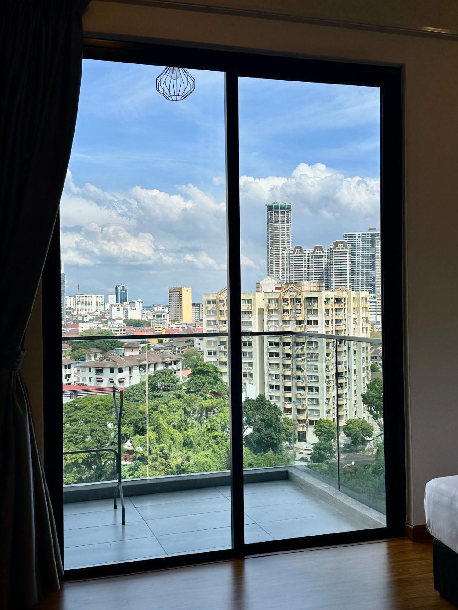 Beacon Executive Suite - City View - By Iz George Town Exterior photo